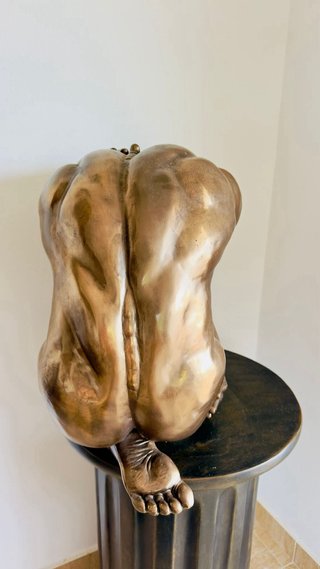 Escultura efecto bronce Hombre Acorbatado Pedestal
