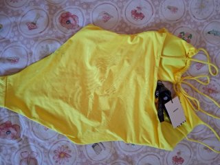 Bañador/ triquini amarillo con cordones