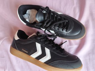 Zapatillas Hummel Negras y Blancas Nuevas