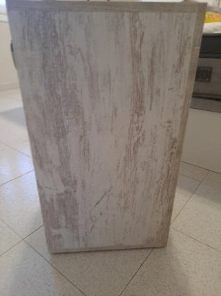 Mesita de noche blanca y madera