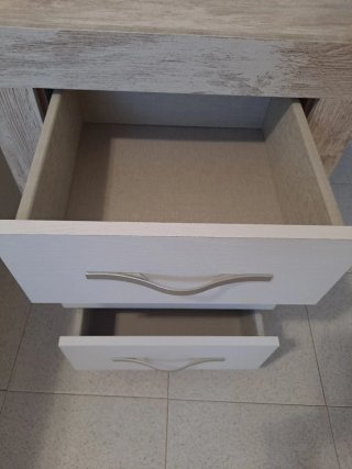 Mesita de noche blanca y madera