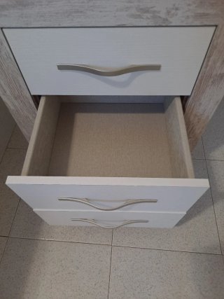 Mesita de noche blanca y madera