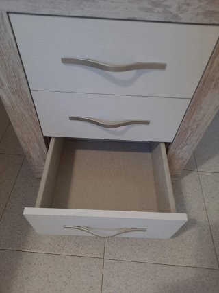 Mesita de noche blanca y madera