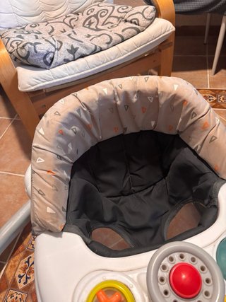 Andador infantil con centro de actividades