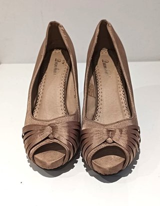 Zapatos de tacón color champán