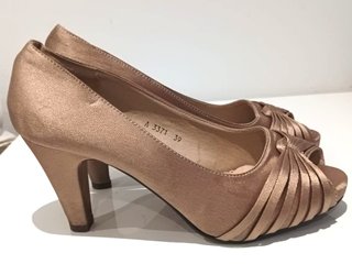 Zapatos de tacón color champán