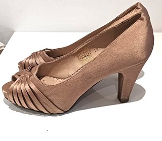 Zapatos de tacón color champán