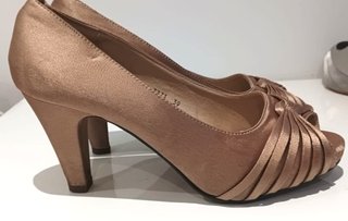Zapatos de tacón color champán