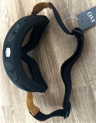 Casco negro con visera