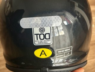 Casco negro con visera