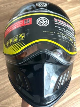 Casco negro con visera