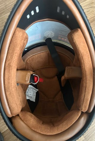 Casco negro con visera