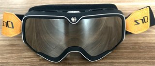 Casco negro con visera