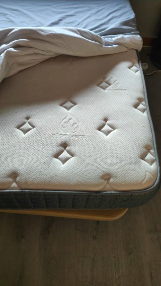 Base de cama de madera y tacos metálicos removible