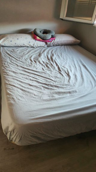 Base de cama de madera y tacos metálicos removible