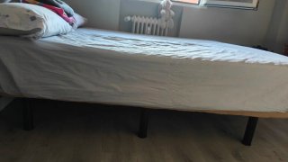Base de cama de madera y tacos metálicos removible