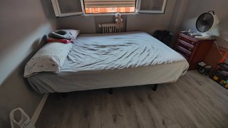 Base de cama de madera y tacos metálicos removible