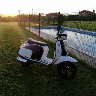 Scomadi TL 125 Scooter Blanca y Negra