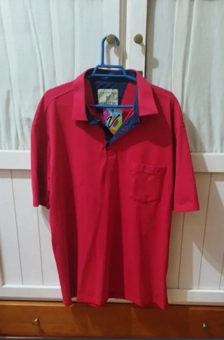 Camiseta polo con botones roja. Talla L
