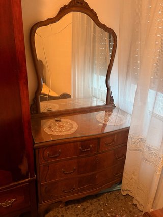 Cómoda antigua de madera con espejo