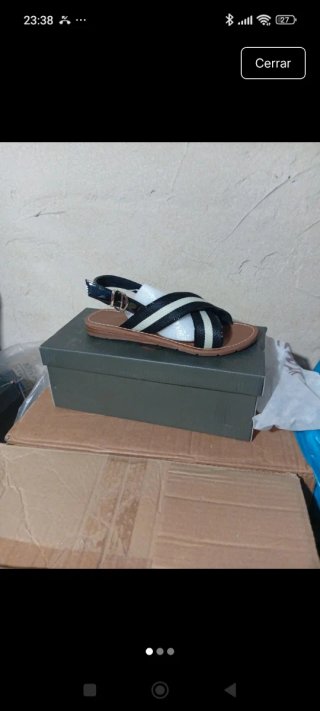 Sandalia cruzada mujer negra y blanca