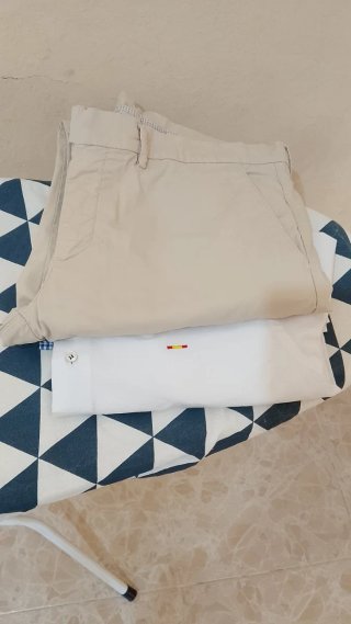 Camisa blanca y pantalón beige