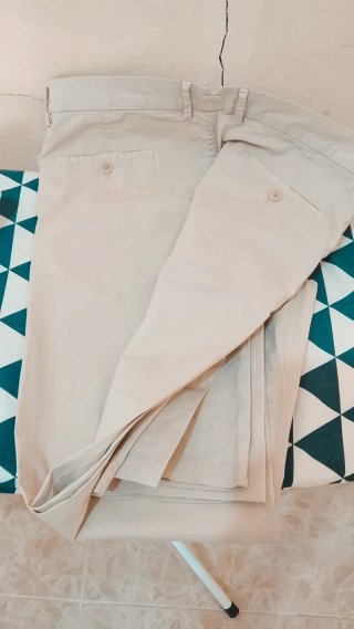 Camisa blanca y pantalón beige