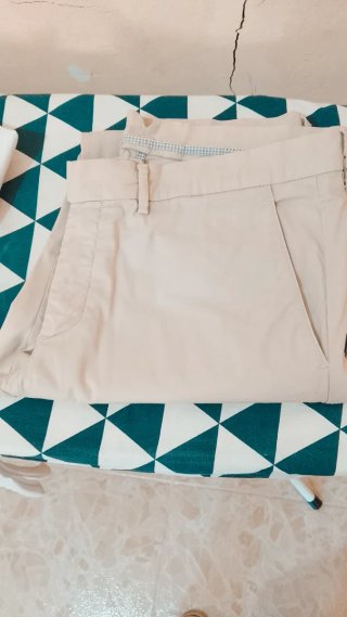 Camisa blanca y pantalón beige
