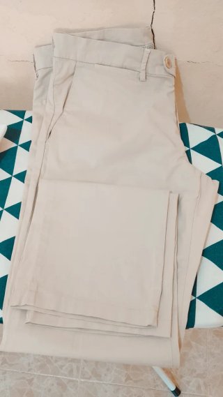 Camisa blanca y pantalón beige