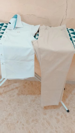 Camisa blanca y pantalón beige