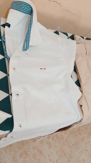 Camisa blanca y pantalón beige