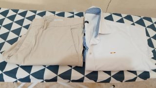 Camisa blanca y pantalón beige
