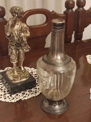 Botella licorera antigua plata grabada