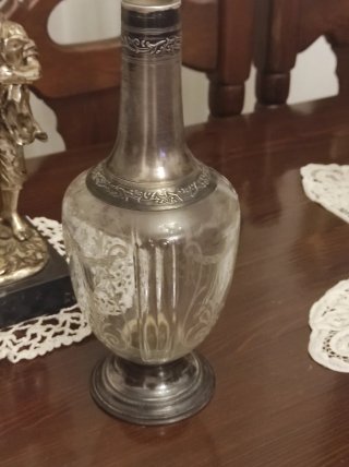 Botella licorera antigua plata grabada