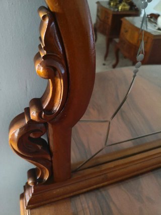 Tocador antiguo con espejo