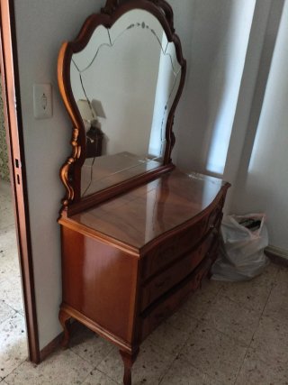 Tocador antiguo con espejo