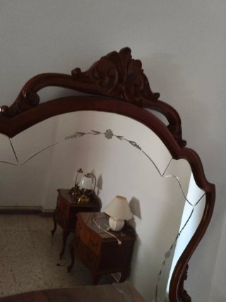 Tocador antiguo con espejo