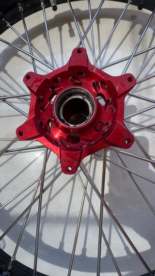 Llanta Delantera AJP PR7 Negra/Roja