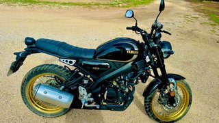 Yamaha XSR125 Legacy Negra/Dorada
