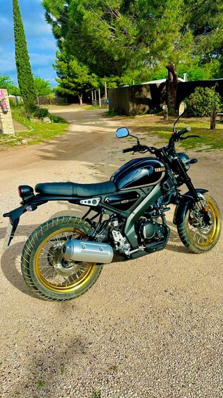 Yamaha XSR125 Legacy Negra/Dorada