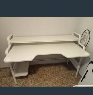 Escritorio blanco con estante superior