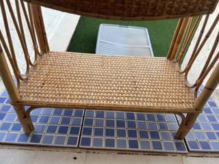 Tavolino ausiliario in bambù e vimini