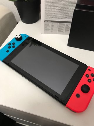 COMPLETA!! Nintendo Switch + funda y accesorios