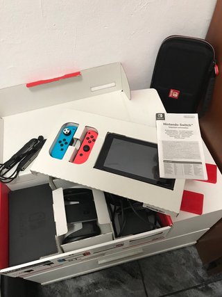 COMPLETA!! Nintendo Switch + funda y accesorios