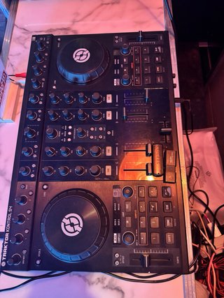 Controlador DJ Traktor Kontrol S4 MK1