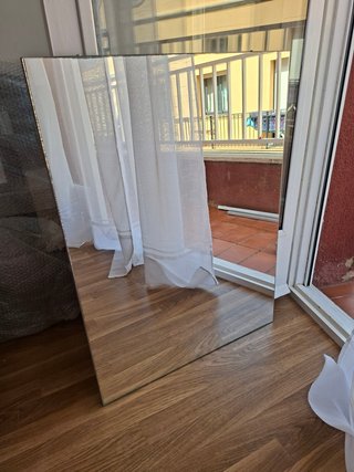 Mueble de baño con lavabo, armario y espejo