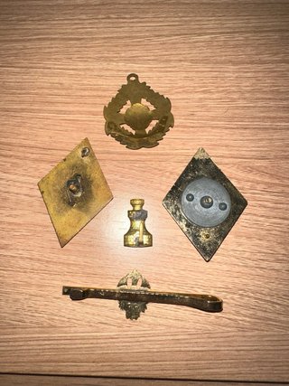 5 insignias militares doradas