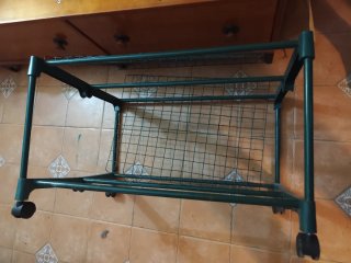 Estante metálico para plantas con ruedas