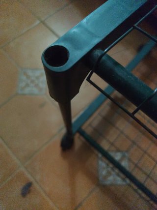 Estante metálico para plantas con ruedas