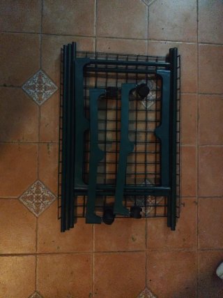 Estante metálico para plantas con ruedas